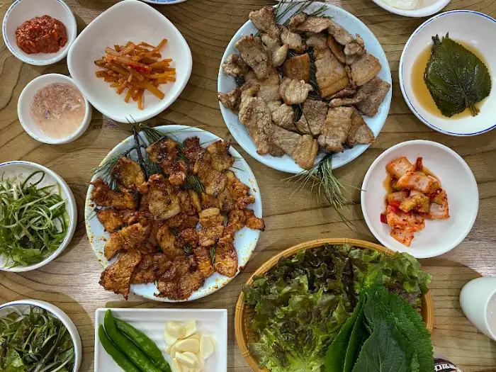 테이블 위에 정갈하게 차려진 한상차림