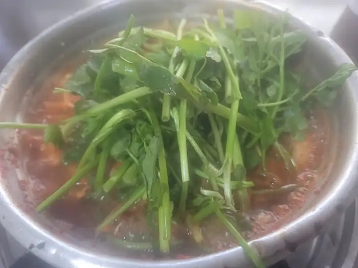 끓고 있는 생태탕 내부 모습