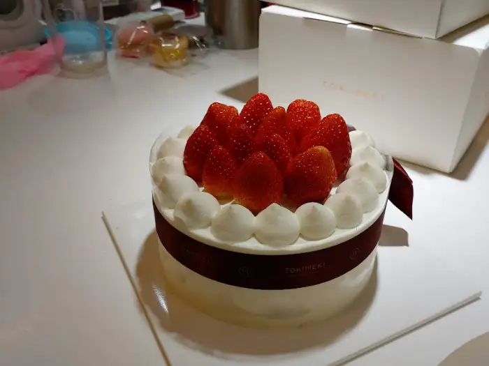 신선한 딸기가 듬뿍 올라간 생크림 케이크