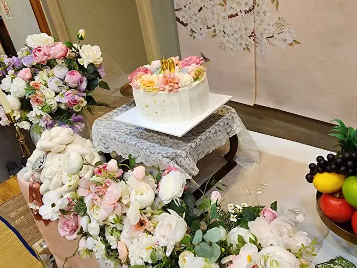 화려한 꽃다발 옆에 놓인 케이크