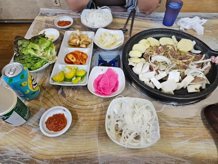 테이블에 차려진 음식 상차림