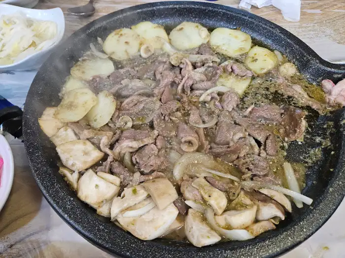 철판 위에서 익어가는 녹차 오리구이