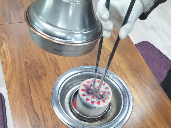 숯불을 준비하는 모습