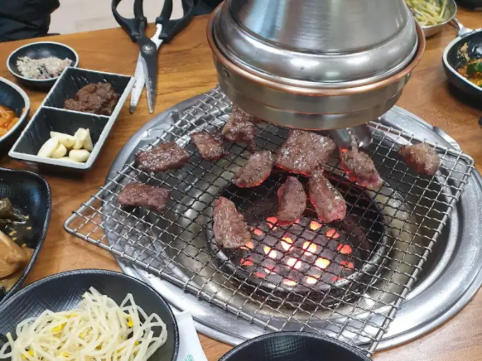 불판 위에서 익어가는 고기 조각들