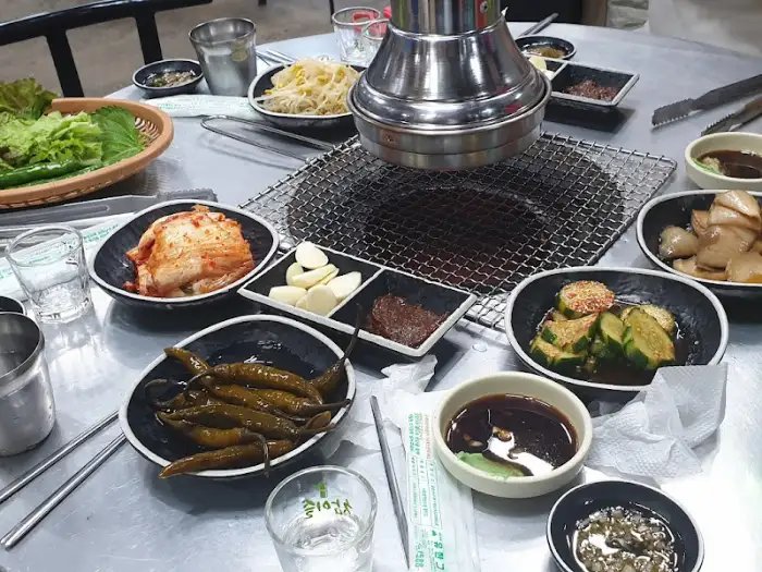 다양한 반찬과 함께 차려진 식탁