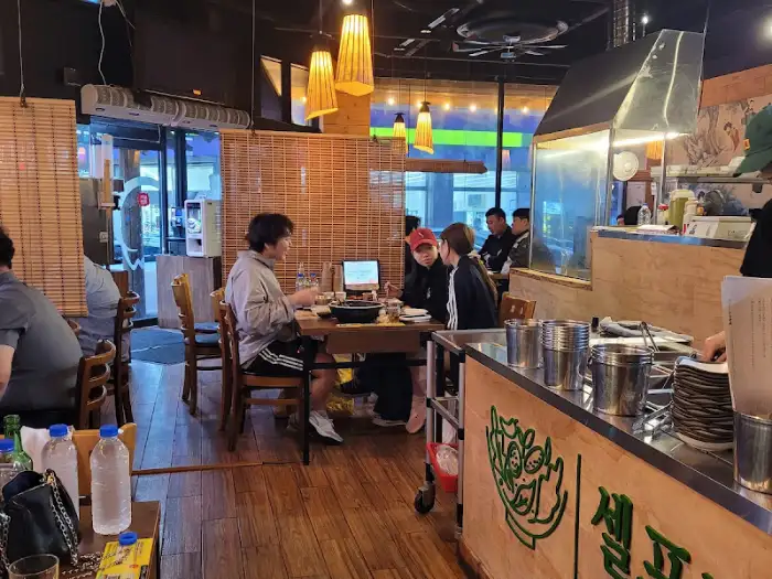 보약족발 내부 모습