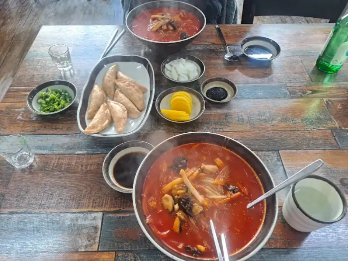 테이블에 차려진 짬뽕과 군만두