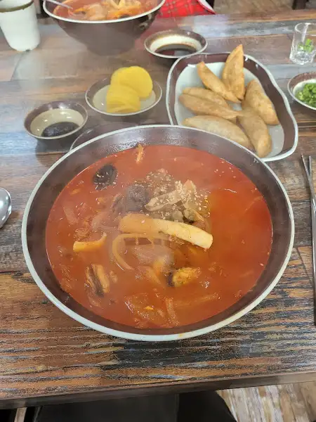 짬뽕 국물과 건더기 모습