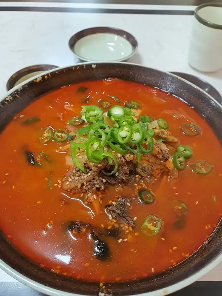 매콤한 짬뽕 위에 얹어진 청양고추 고명
