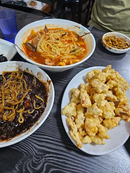 다양한 메뉴가 한 상 차려진 모습