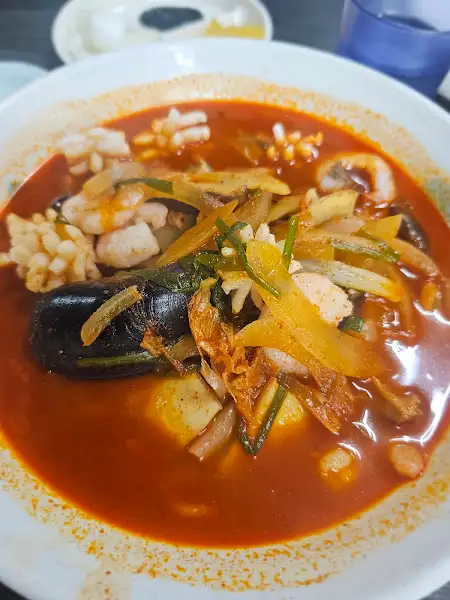 짬뽕 그릇에 담긴 푸짐한 해산물