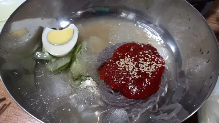 시원한 육수에 말아진 오리탕과 반찬들