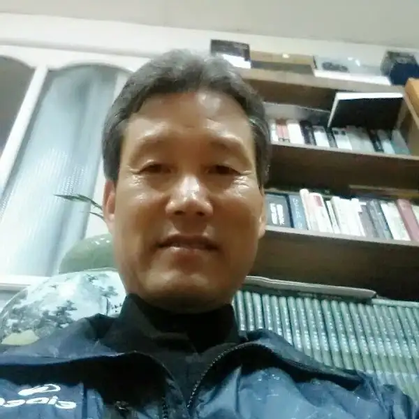 식사 중 잠시 카메라를 향해 미소 짓는 모습