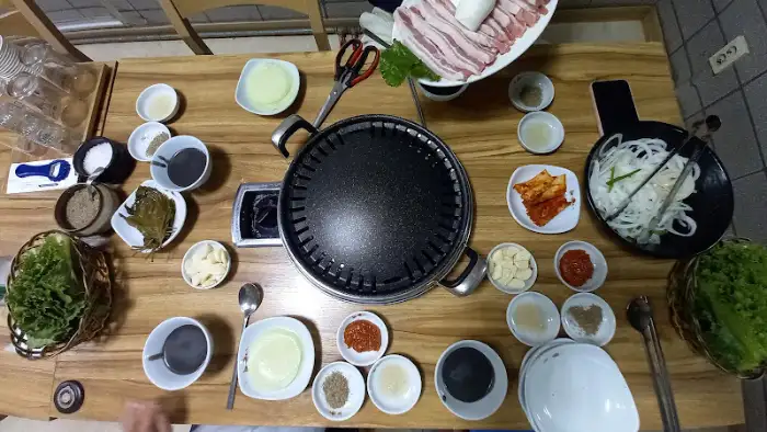 준비된 쌈 채소와 소스, 밥, 오리탕 등의 밑반찬