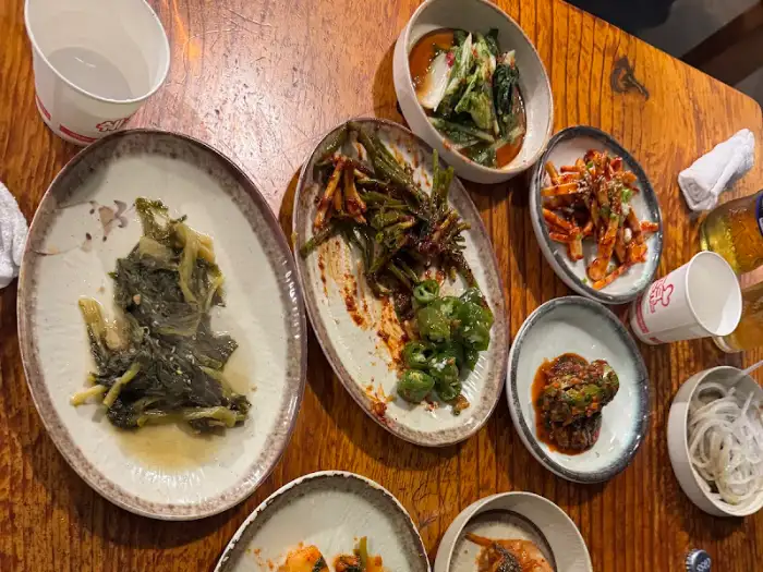 테이블 가득 차려진 다양한 반찬