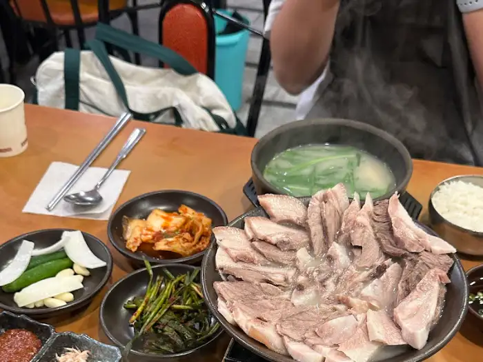 푸짐한 수육 한 접시