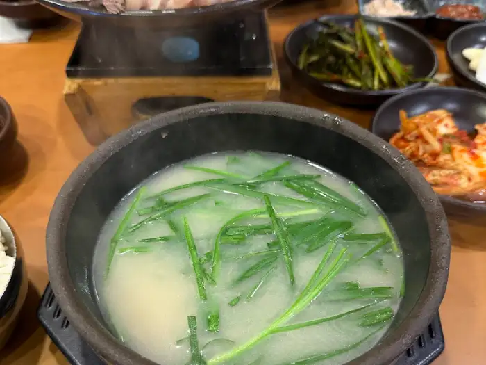 김이 모락모락 나는 돼지국밥