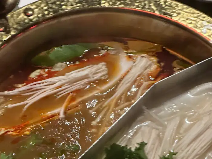 훠궈 탕 안의 버섯과 채소