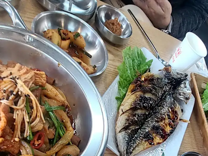 밥 위에 고등어 김치찜을 얹은 모습