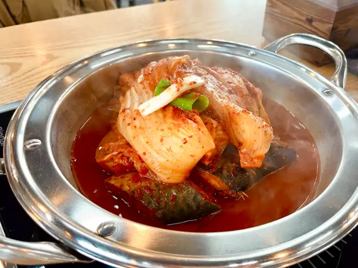 김치와 고등어가 겹쳐진 클로즈업