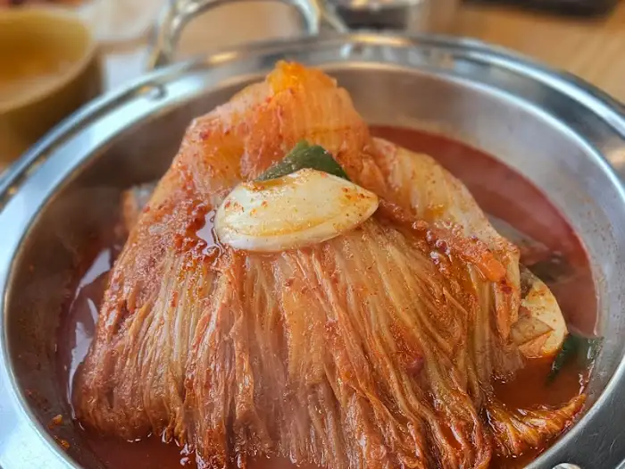 김치찜 소스 위 고명