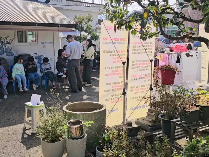 식당 내부 모습과 대기하는 사람들