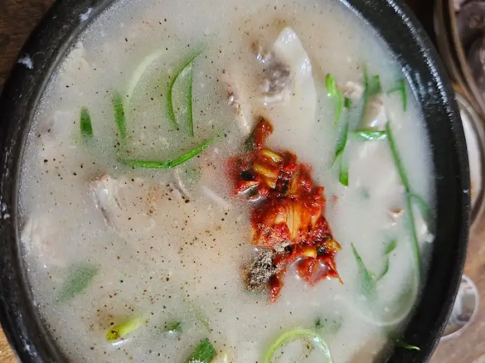 뽀얀 국물의 돼지국밥