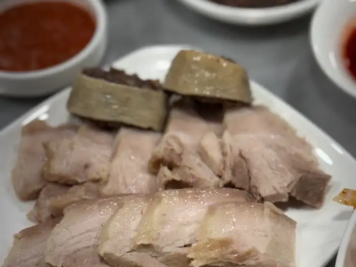 접시에 푸짐하게 담긴 수육의 모습