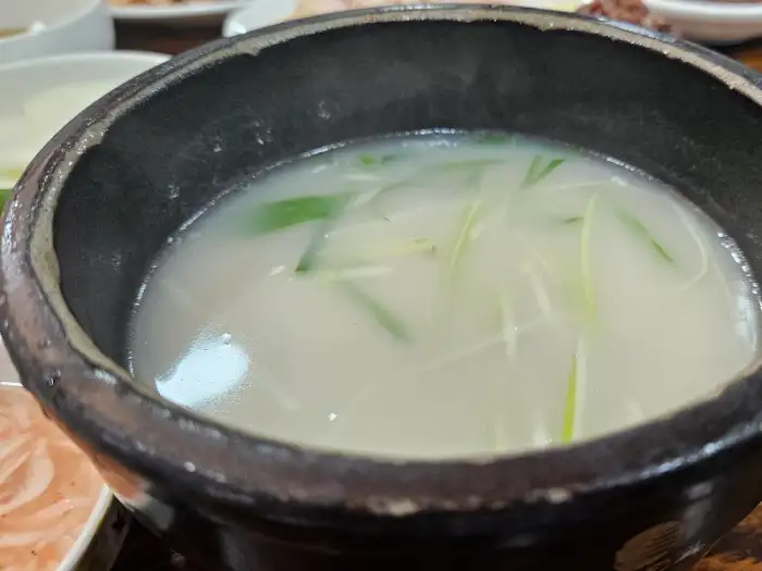 따뜻한 국물이 담긴 그릇 모습