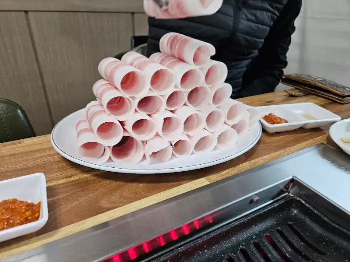 산처럼 쌓인 대패삼겹살