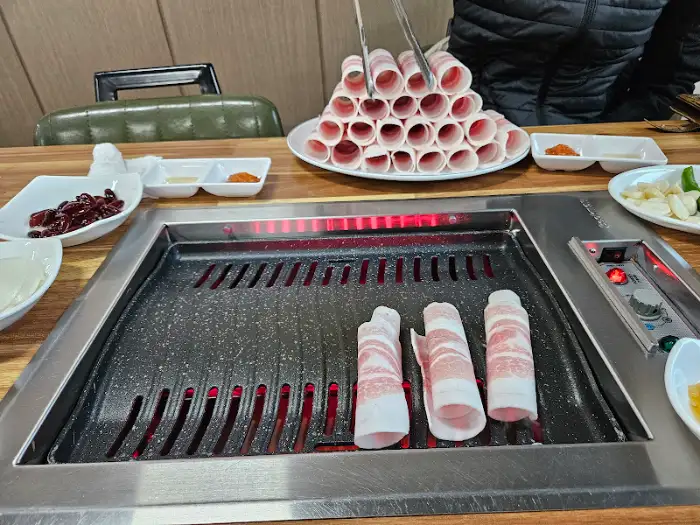 불판 위에서 익어가는 대패삼겹살