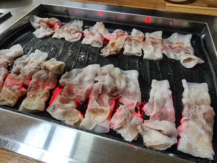구워진 대패삼겹살 조각들