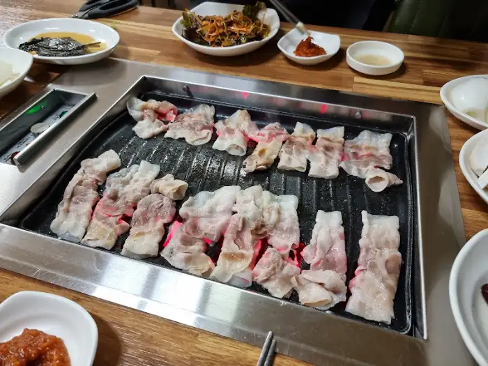 불판 위 대패삼겹살 여러 점
