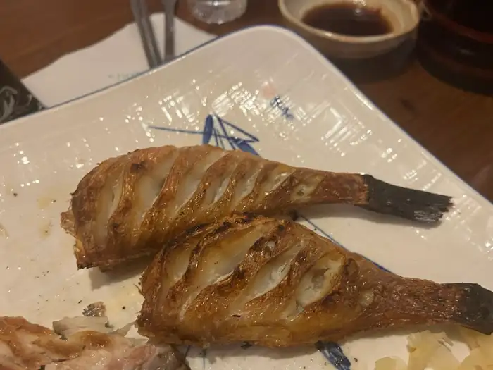 작은 생선구이 두 마리