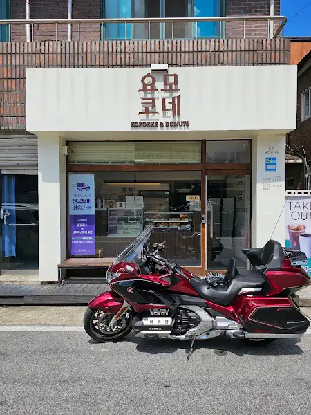 가게 입구와 간판