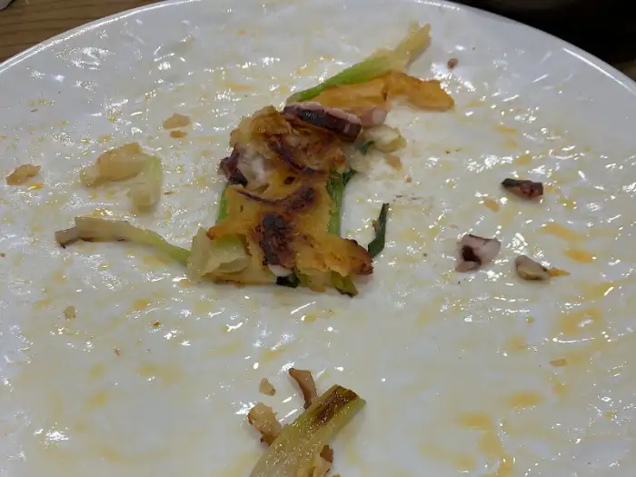 파전 조각이 접시 위에 놓여있는 모습