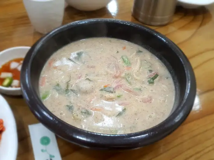 테이블에 놓인 들깨 칼제비와 밥