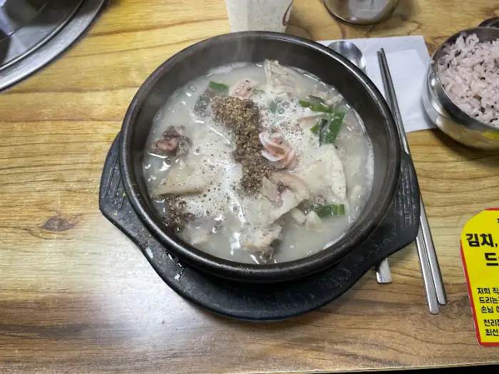 뜨겁게 끓고 있는 순대국밥 한 그릇