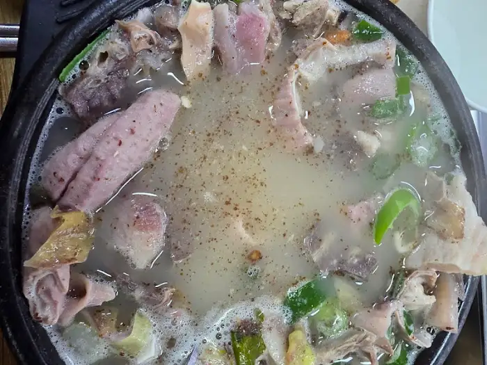 순대국밥 안의 푸짐한 내장과 고기