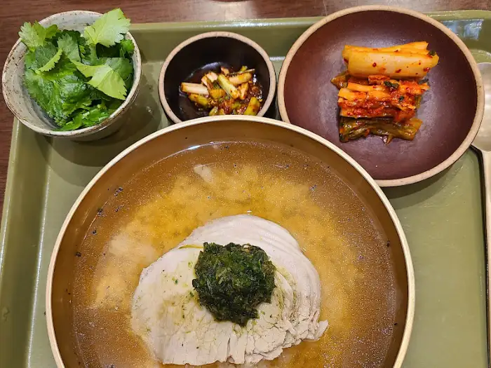 돼지곰탕과 곁들임 반찬