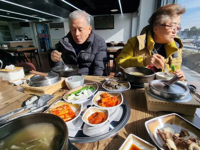 식사 중인 손님들