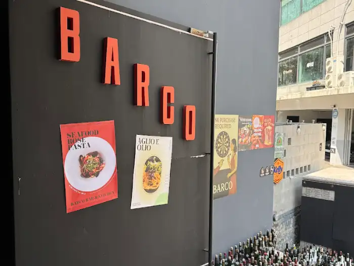 BARCO 간판과 메뉴 포스터
