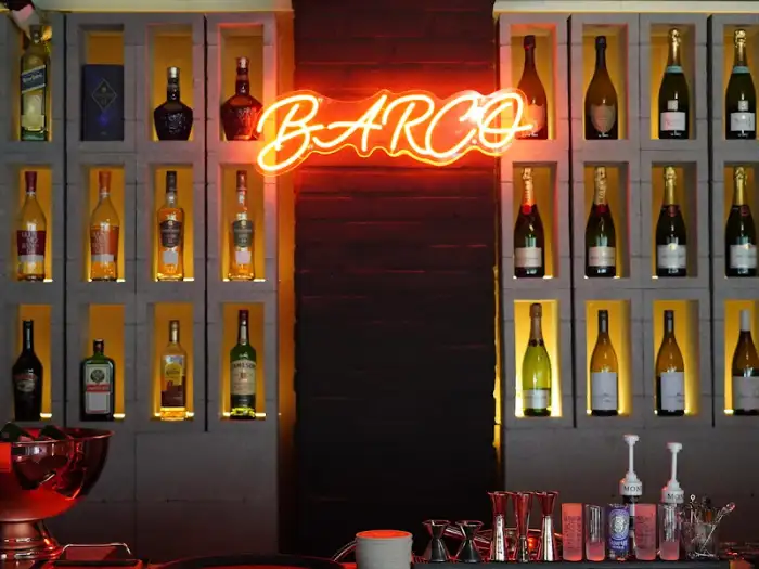BARCO 네온사인과 술병 진열대