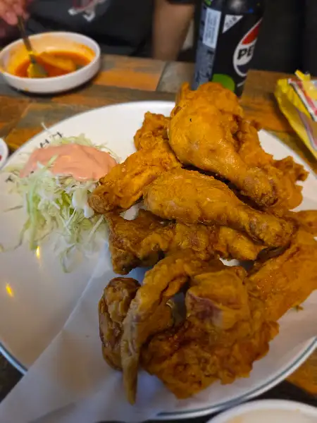 바삭한 치킨과 샐러드