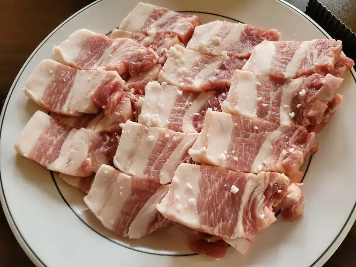 신선한 삼겹살 한 판