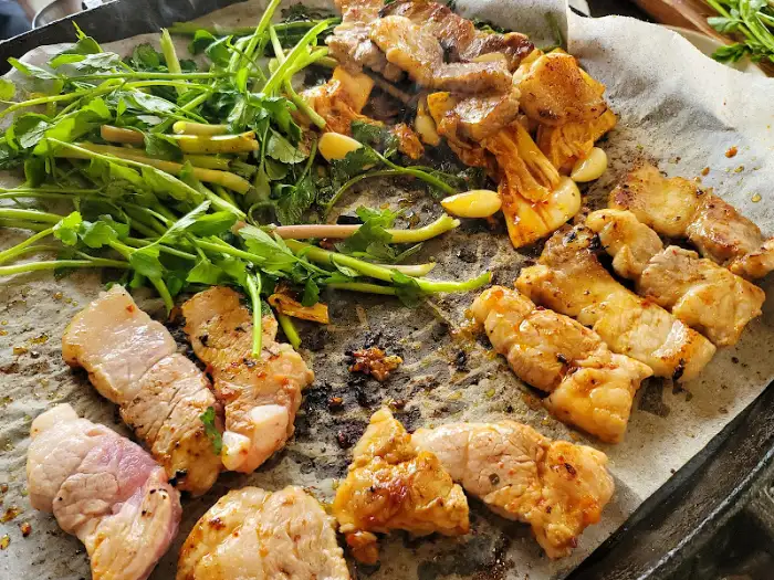 삼겹살과 미나리를 함께 구우는 모습