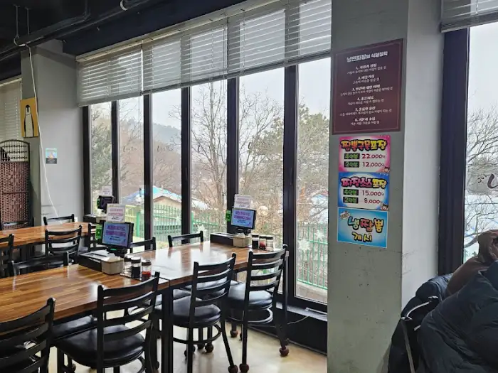 창밖 풍경과 테이블이 보이는 식당 내부