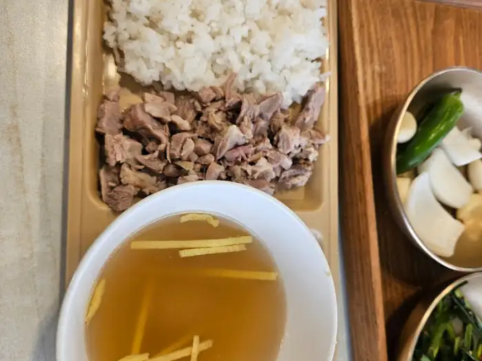 양산국밥 고기 및 밥