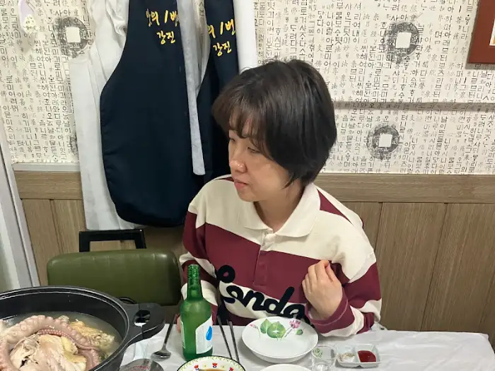 테이블에 준비된 회춘탕 냄비와 음식 준비