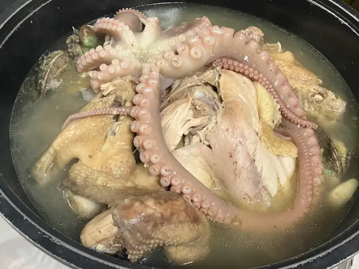 커다란 낙지가 듬뿍 들어간 회춘탕